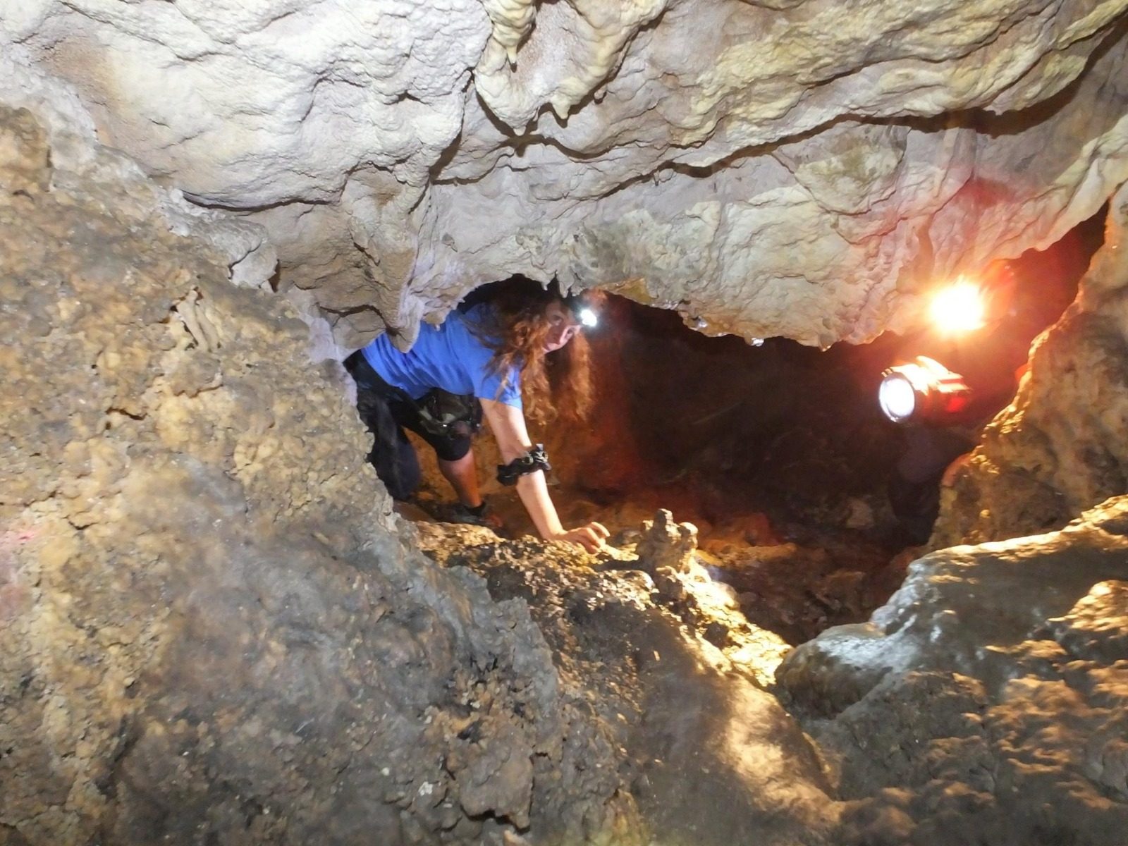 Speleologo durante l’esplorazione della grotta